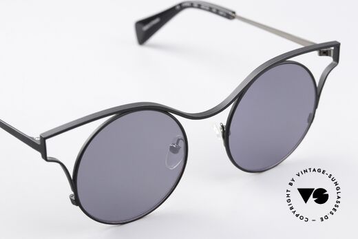 Yohji Yamamoto YY7014 Hingucker Designerbrille, flache, leicht verspiegelte Sonnengläser (100% UV), Passend für Damen