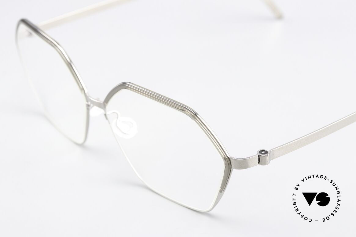 Lindberg 9852 Strip Titanium Designerbrille Für Damen, trägt für uns das Prädikat "TRUE VINTAGE LINDBERG", Passend für Damen