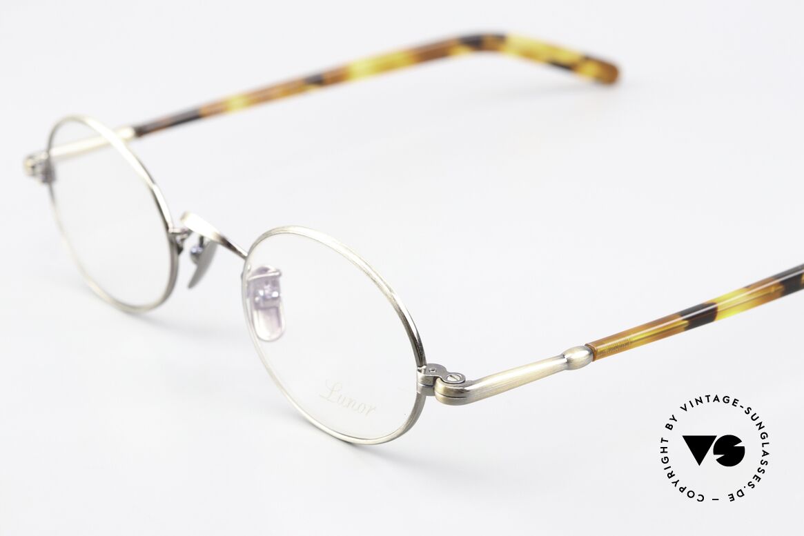 Lunor VA 100 Ovale Vintage Brille Antik Gold, ohne große Logos; stattdessen mit zeitloser Eleganz, Passend für Herren und Damen