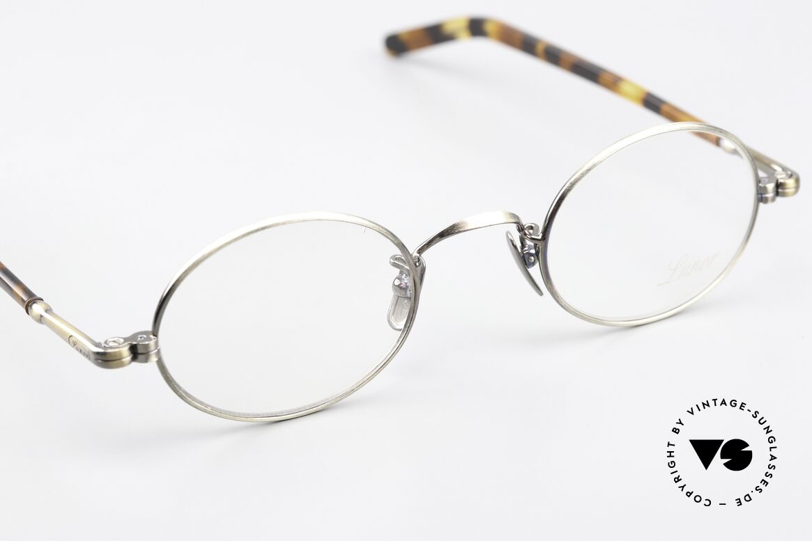 Lunor VA 100 Ovale Vintage Brille Antik Gold, eine ovale Fassung mit Nasenpads aus reinem Titan, Passend für Herren und Damen