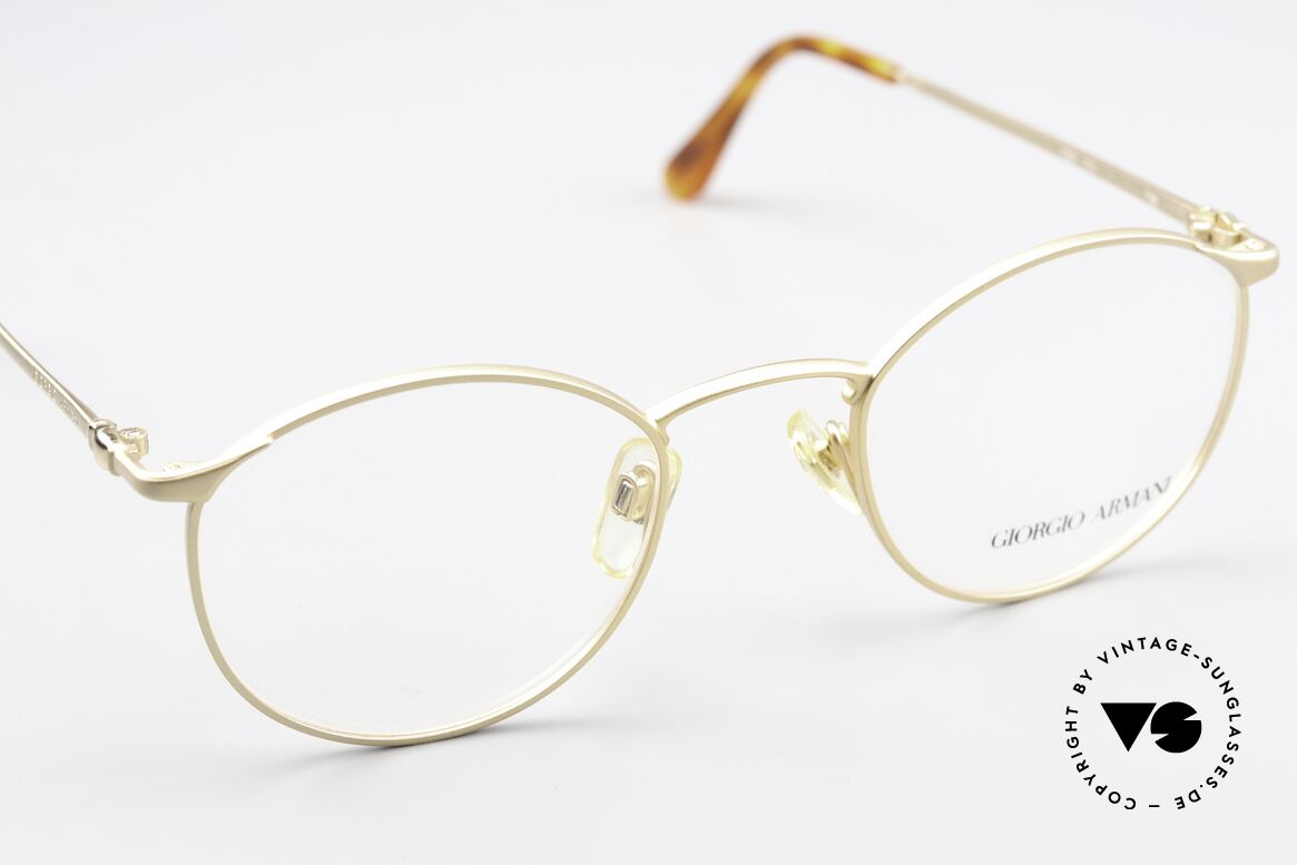 Giorgio Armani 132 90er Brille In Matt Gold, ungetragen; wie alle unsere vintage Armani Fassungen, Passend für Herren