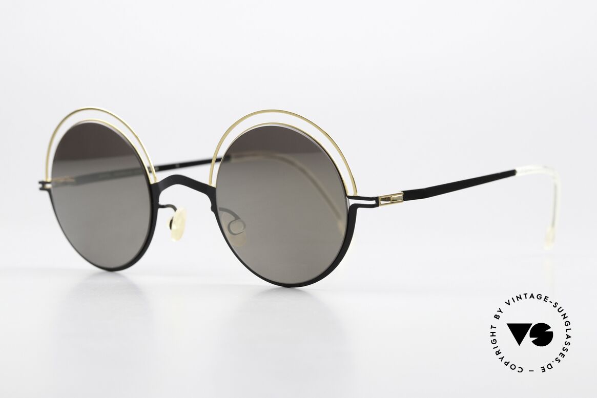 Mykita Bueno Runde Designer Sonnenbrille, Front in schwarz/gold mit leicht verspiegelten Gläsern, Passend für Herren und Damen