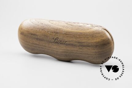 Lunor Wooden Folding Case - A Klappetui Nussholz In Size A, Foto zeigt eine Lunor "I 10" (34mm Höhe) im Etui, Passend für Herren und Damen