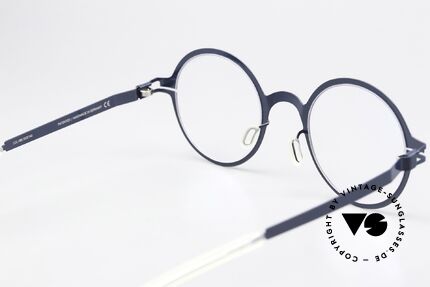 Mykita Thelonius Runde Brille In Dunkelblau, genial flexible Brillenfassung: eine Größe passt allen, Passend für Herren und Damen